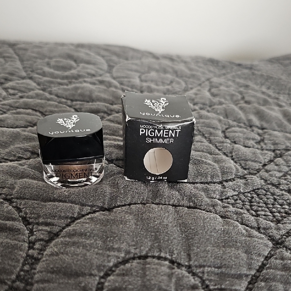 Younique Moodstruck Minerals Pigment Shimmer Shade Conffident